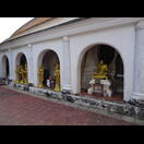 Nischen in der Außenseite des den Chedi umgebenden Wendelgangs